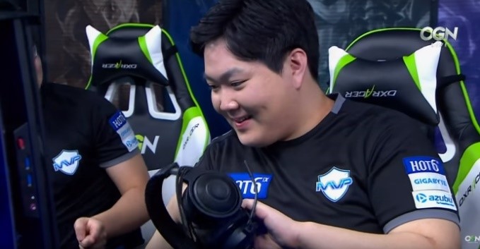 ยอดทีมเบอร์ 1 ของโลกคงจะเก็บความแค้น กับทีม Tempo Storm หรือผู้เล่นในทีมเดิม Tempest มาไว้เป็นอย่างมาก ทั้งในรอบชิงชนะเลิศเมื่อซีซั่นที่ 2 ทีม Black ก็พ่ายให้กับทีม TS ไปอย่างขาดลอย จากนั้นพอได้มาดวลกันในรอบชิงชนะเลิศศึกชิงแชมป์โลก Summer ทีม TS สามารถเฉือนชนะทีม Black ไปได้อย่างหวุดหวิด และนี่ก็เป็นการโคจรมาดวลกันอย่างเป็นทางการ ต้องดูว่าทีม MVP Black จะล้างแค้นทีม TS ได้หรือไม่  	ศึก E-Sports ของเกม HotS รายการ Super League Season 3 เมื่อวันที่ 11 กันยายนที่ผ่านมา เป็นการแข่งขันระดับบิ๊กแมทช์ของ 2 ทีมยักษ์ใหญ่แห่งเกาหลี ในรอบ Semi Finals คู่ที่ 2  ระหว่างทีม MVP Black ยอดทีมอันดับ 1 ของโลก กับทีม Tempo Storm ทีมอันดับที่ 5 ของโลก และอันดับที่ 2 ของเกาหลีใต้ ซึ่งพวกเขาจะต้องลงสนามดวลกันในรูปแบบ Bo5 ทีมชนะได้ไปตัดเชือกสายบน ทีมแพ้ล่วงไปแข่งหนีการตกรอบในสายล่าง  	สำหรับผลงานการเล่นของพวกเขาในรอบ Group Stage ที่ผ่านมา ทีม MVP Black ได้เล่นในกลุ่ม B พวกเขาสามารถคว้าแชมป์จากกลุ่ม B เข้ารอบ Playoffs มาได้ ส่วนทีม TS ได้เล่นในกลุ่ม A ก็ไปพลาดท่าพ่ายแพ้ให้กับทีมศิษย์น้อง MVP Miracle จึงทำได้แค่เพียงรองแชมป์กลุ่ม A มานั่นเอง ซึ่งการโคจรมาดวลกันของพวกเขาทั้งสองในแมทช์นี้ก็เป็นเกมการเล่นที่แฟน ๆ ทั้งเกาหลีจับตามองมากที่สุดเลยก็ว่าได้  	อย่างผลการแข่งขันในเกมแรก พวกเขาได้มาดวลกันในด่าน Battlefield of Eternity ทีม TS ได้เล่นในฝั่งสีน้ำเงิน ส่วนทีม MVP Black ได้เล่นฝั่งสีแดง ผลการแข่งขันในเกมนี้ก็ออกมาเป็นทีม TS ที่สามารถประเดิมชัยชนะในเกมแรกไปได้ก่อน 1-0 เกมด้วยเวลา 15 นาที 	จากนั้นในเกมที่ 2 พวกเขาได้มาดวลกันในด่าน Towers of Doom ทีม Black สามารถทวงตีเสมอเป็น 1-1 เกมได้สำเร็จ เท่านั้นไม่พอในเกมที่ 3 ด่าน Infernal Shrines ทีม Black สามารถเก็บสกอร์ออกห่างเป็น 2-1 เกมได้บ้าง แต่ทว่าในเกมที่ 4 ก็มาโดนทีม TS ไล่ตามมาตีเสมอเป็น 2-2 เกม ในด่าน Sky Temple  	และเมื่อต้องตัดสินกันในเกมที่ 5 ในด่าน Cursed Hollow ทีม MVP Black สามารถปิดฉากการแข่งขันในเกมนี้ไปได้สำเร็จจนได้ โดยพวกเขาใช้เวลาในการไล่ถล่มทีม Tempo Storm ไปได้ด้วยเวลา 16 นาที 	 	จบการแข่งขันศึก Semi Finals คู่ที่ 2 ทีม MVP Black สามารถล้างแค้นทีม Tempo Storm ได้สำเร็จ 3-2 เกม จึงทำให้พวกเขาผ่านเข้าไปตัดเชือกผู้ชนะในสายบนกับทีม L5 ที่รออยู่ต่อไป ส่วนทีม TS หล่นลงไปชิงชัยหนีการตกรอบกับทีม MVP Miracle นั่นเอง ยอดทีมเบอร์ 1 ของโลกคงจะเก็บความแค้น กับทีม Tempo Storm หรือผู้เล่นในทีมเดิม Tempest มาไว้เป็นอย่างมาก ทั้งในรอบชิงชนะเลิศเมื่อซีซั่นที่ 2 ทีม Black ก็พ่ายให้กับทีม TS ไปอย่างขาดลอย จากนั้นพอได้มาดวลกันในรอบชิงชนะเลิศศึกชิงแชมป์โลก Summer ทีม TS สามารถเฉือนชนะทีม Black ไปได้อย่างหวุดหวิด และนี่ก็เป็นการโคจรมาดวลกันอย่างเป็นทางการ ต้องดูว่าทีม MVP Black จะล้างแค้นทีม TS ได้หรือไม่ ศึก E-Sports ของเกม HotS รายการ Super League Season 3 เมื่อวันที่ 11 กันยายนที่ผ่านมา เป็นการแข่งขันระดับบิ๊กแมทช์ของ 2 ทีมยักษ์ใหญ่แห่งเกาหลี ในรอบ Semi Finals คู่ที่ 2 ระหว่างทีม MVP Black ยอดทีมอันดับ 1 ของโลก กับทีม Tempo Storm ทีมอันดับที่ 5 ของโลก และอันดับที่ 2 ของเกาหลีใต้ ซึ่งพวกเขาจะต้องลงสนามดวลกันในรูปแบบ Bo5 ทีมชนะได้ไปตัดเชือกสายบน ทีมแพ้ล่วงไปแข่งหนีการตกรอบในสายล่าง สำหรับผลงานการเล่นของพวกเขาในรอบ Group Stage ที่ผ่านมา ทีม MVP Black ได้เล่นในกลุ่ม B พวกเขาสามารถคว้าแชมป์จากกลุ่ม B เข้ารอบ Playoffs มาได้ ส่วนทีม TS ได้เล่นในกลุ่ม A ก็ไปพลาดท่าพ่ายแพ้ให้กับทีมศิษย์น้อง MVP Miracle จึงทำได้แค่เพียงรองแชมป์กลุ่ม A มานั่นเอง ซึ่งการโคจรมาดวลกันของพวกเขาทั้งสองในแมทช์นี้ก็เป็นเกมการเล่นที่แฟน ๆ ทั้งเกาหลีจับตามองมากที่สุดเลยก็ว่าได้ อย่างผลการแข่งขันในเกมแรก พวกเขาได้มาดวลกันในด่าน Battlefield of Eternity ทีม TS ได้เล่นในฝั่งสีน้ำเงิน ส่วนทีม MVP Black ได้เล่นฝั่งสีแดง ผลการแข่งขันในเกมนี้ก็ออกมาเป็นทีม TS ที่สามารถประเดิมชัยชนะในเกมแรกไปได้ก่อน 1-0 เกมด้วยเวลา 15 นาที จากนั้นในเกมที่ 2 พวกเขาได้มาดวลกันในด่าน Towers of Doom ทีม Black สามารถทวงตีเสมอเป็น 1-1 เกมได้สำเร็จ เท่านั้นไม่พอในเกมที่ 3 ด่าน Infernal Shrines ทีม Black สามารถเก็บสกอร์ออกห่างเป็น 2-1 เกมได้บ้าง แต่ทว่าในเกมที่ 4 ก็มาโดนทีม TS ไล่ตามมาตีเสมอเป็น 2-2 เกม ในด่าน Sky Temple และเมื่อต้องตัดสินกันในเกมที่ 5 ในด่าน Cursed Hollow ทีม MVP Black สามารถปิดฉากการแข่งขันในเกมนี้ไปได้สำเร็จจนได้ โดยพวกเขาใช้เวลาในการไล่ถล่มทีม Tempo Storm ไปได้ด้วยเวลา 16 นาที จบการแข่งขันศึก Semi Finals คู่ที่ 2 ทีม MVP Black สามารถล้างแค้นทีม Tempo Storm ได้สำเร็จ 3-2 เกม จึงทำให้พวกเขาผ่านเข้าไปตัดเชือกผู้ชนะในสายบนกับทีม L5 ที่รออยู่ต่อไป ส่วนทีม TS หล่นลงไปชิงชัยหนีการตกรอบกับทีม MVP Miracle นั่นเอง